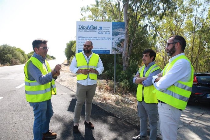 Javier Bello, responsable del Área de Cooperación de la Diputación de Cádiz, visitando las obras en la carretera CA-8201, que comunica Jimena de la Frontera con Puerto Galis.