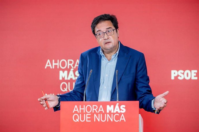 El secretario general del PSOE de Madrid y ministro para la Transformación Digital y de la Función Pública, Óscar López, durante una rueda de prensa, en la sede del PSOE, a 7 de agosto de 2026, en Madrid (España).