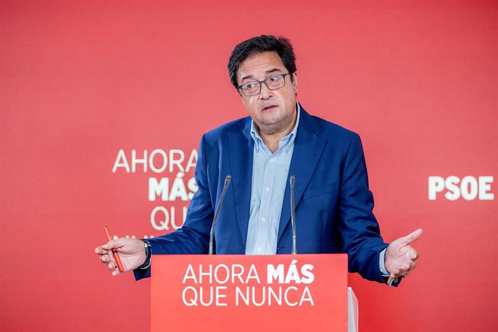 El secretario general del PSOE de Madrid y ministro para la Transformación Digital y de la Función Pública, Óscar López, durante una rueda de prensa, en la sede del PSOE, a 7 de agosto de 2026, en Madrid (España).