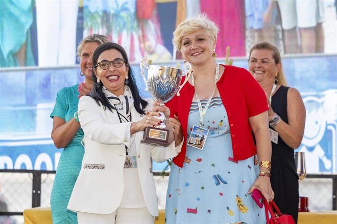 María Luisa de Contes d'Esgranges, miembro del Patronato de la Fundación Cajasol, entregando el trofeo que otorga la entidad en las carreras de caballos de Sanlúcar.
