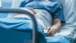 Paciente en una cama de hospital.