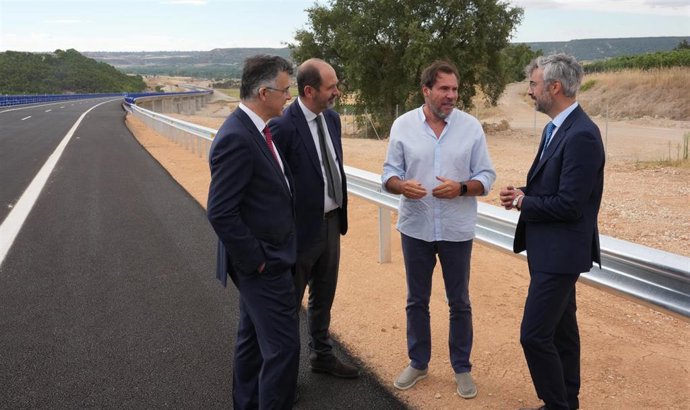 El ministro de Transportes, Óscar Puente (c), durante la puesta en servicio de un nuevo tramo de la autovía del Duero A-11, a 24 de agosto de 2026, en Valduerna del Duero, Valladolid, Castilla y León (España).