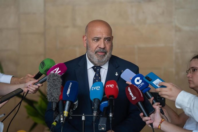 Archivo - El alcalde de Palma de Mallorca, Jaime Martínez, atiende a los medios durante una audiencia con el rey en el Palacio Real de la Almudaina, a 24 de julio de 2026, en Palma de Mallorca, Baleares (España).