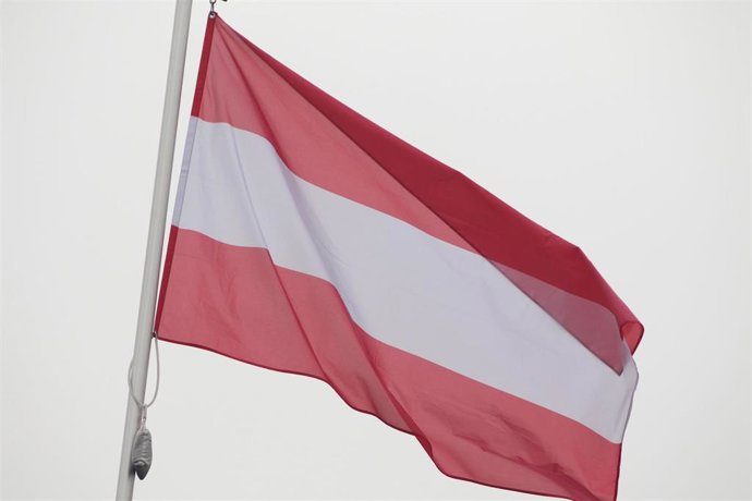 Archivo - Bandera de Austria en San Petersburgo, Rusia (archivo)