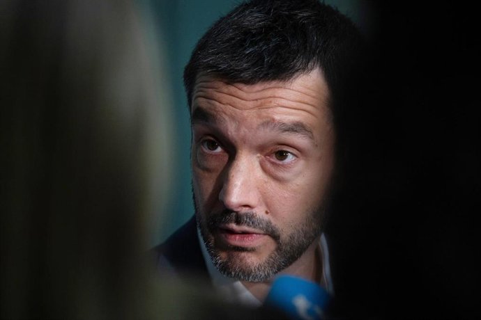 El ministro de Derechos Sociales, Consumo y Agenda 2030, Pablo Bustinduy, atiende a los medios de comunicación antes de la visita al Laboratorio de Referencia de la Unión Europea para Biotoxinas Marinas en la Universidad de Vigo.