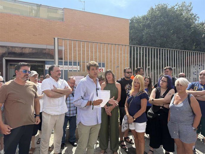 El presidente de la Junta Municipal de La Almozara, Guillermo Ortiz, ha leído un manifiesto vecinal en el barrio para denunciar las presuntas agresiones sexuales acontecidas la semana pasada y ha mostrado su apoyo a las víctimas