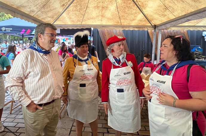 Juan Mari Aburto (bilboko Alkatea) Onintza Enbeitia (pregoiliaria), y Ainhoa Urrejola (txupinera), Gastrotxikin