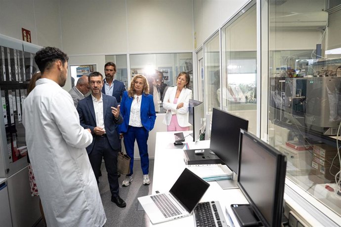 El ministro de Derechos Sociales, Consumo y Agenda 2030, Pablo Bustinduy, y la primera teniente alcalde de Vigo y senadora, Carmela Silva ,durante la visita al Laboratorio de Referencia de la Unión Europea para Biotoxinas Marinas en la Universidad de Vigo