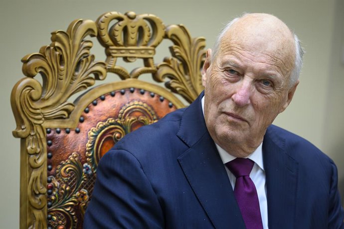 Archivo - Arquivo - 16 de novembro de 2025: Suas Majestades, o Rei Harald e a Rainha Sonja da Noruega, participam de uma missa na Sjmannskirken — Igreja Norueguesa no Exterior —, em comemoração ao 80º aniversário do fim da Segunda Guerra Mundial. Em dest