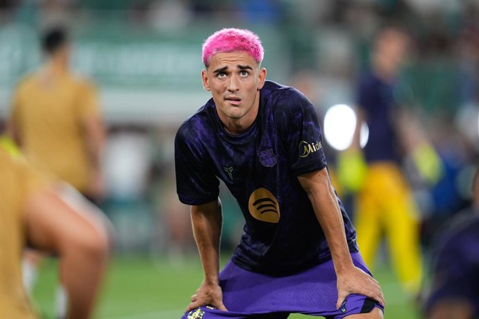 Pablo Martin Gavira Gavi, do FC Barcelona, observa durante a partida de futebol da Liga Espanhola, LaLiga EA Sports, disputada entre o Elche CF e o FC Barcelona no Estádio Manuel Martínez Valero, em 23 de agosto de 2026, em Elche, Espanha.