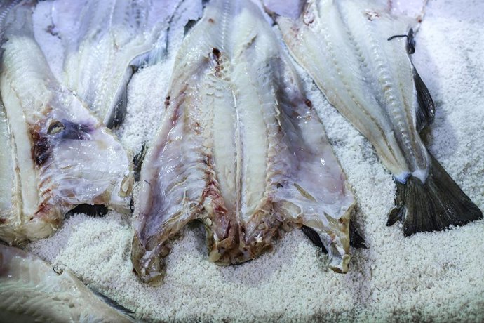 Archivo - El 8 de mayo de 2019, se coloca bacalao crudo en sal marina en la fábrica de bacalao Riberalves, situada en Moita, Setúbal.