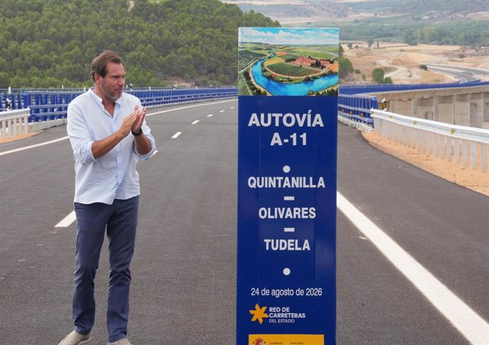El ministro de Transportes, Óscar Puente, durante la puesta en servicio de un nuevo tramo de la autovía del Duero A-11, a 24 de agosto de 2026, en Valduerna del Duero, Valladolid, Castilla y León (España).
