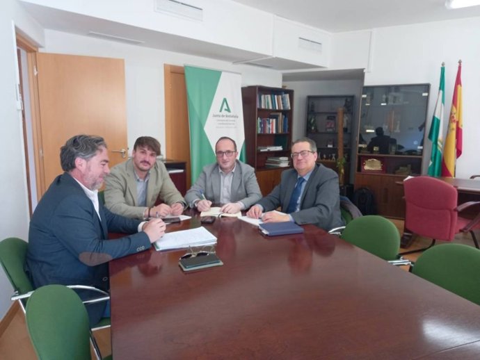 Archivo - Carlos Guirao (2i), junto a otros responsables de TurJaén, en una reunión con el delegado José Ayala.
