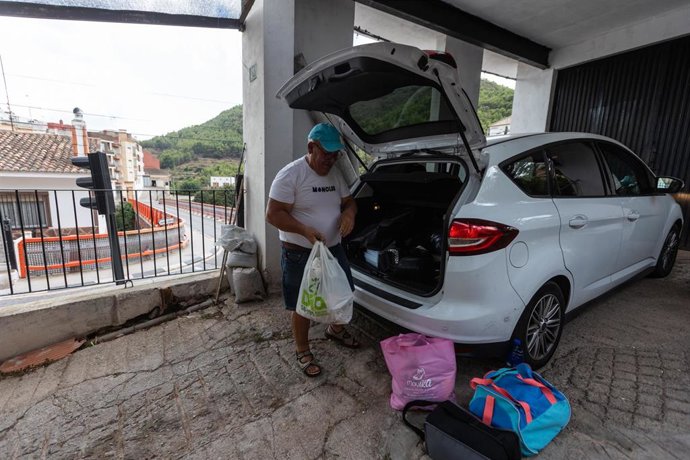 Los vecionos de Gátova regresan a sus casas tras el incendio, a 23 de agosto de 2026, en Gátova