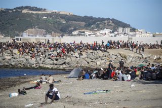 Varios inmigrantes en una playa, a 21 de agosto de 2026, en Ceuta (España). 