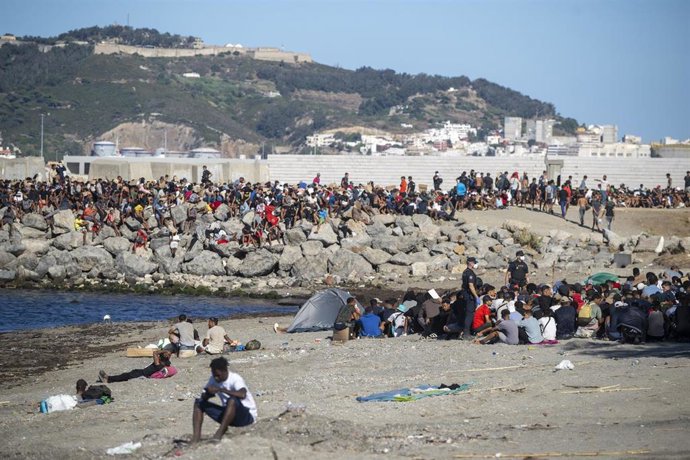 Varios inmigrantes en una playa, a 21 de agosto de 2026, en Ceuta (España). 