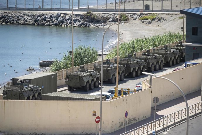 Vista de la frontera con varios acorazados militares, a 22 de agosto de 2026, en Ceuta (España)