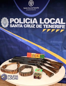 La Policía Local interviene cuatro escopetas y 523 cartuchos en una vivienda de El ToscaL
