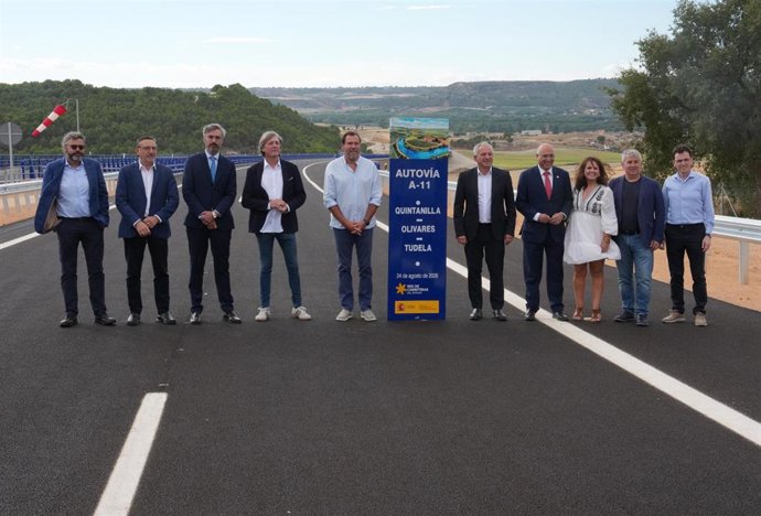 El ministro de Transportes, Óscar Puente (c), durante la puesta en servicio de un nuevo tramo de la autovía del Duero A-11, a 24 de agosto de 2026, en Valduerna del Duero, Valladolid, Castilla y León (España).