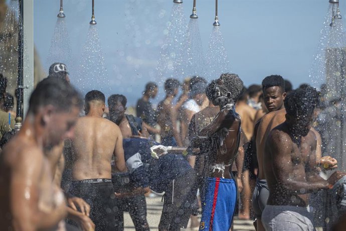 Varios migrantesen Ceuta (España)