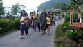 Ascienden a un centenar los muertos por el terremoto de 7,7 en el suroeste de Indonesia