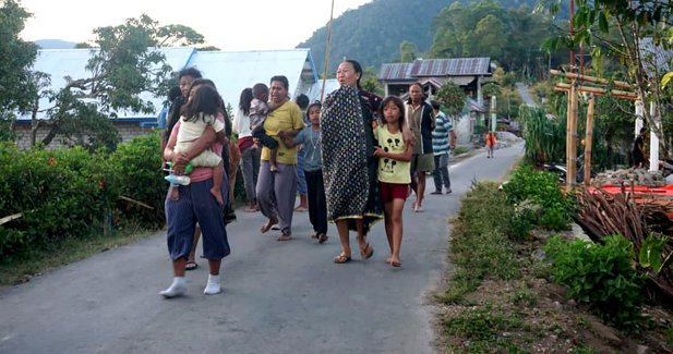 Ascienden a un centenar los muertos por el terremoto de 7,7 en el suroeste de Indonesia