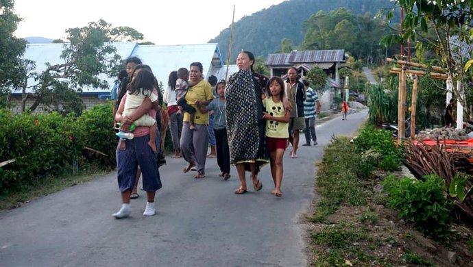 Residentes evacúan tras un terremoto de 7,7 en la isla de Flores, en Indonesia