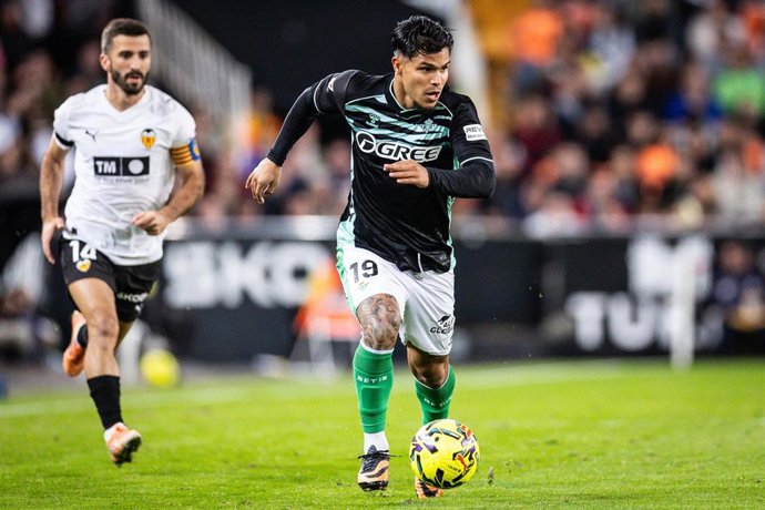 Archivo - El futbolista del Real Betis Cucho Hernández disputando un partido de LaLiga EA Sports frente al Valencia CF.  