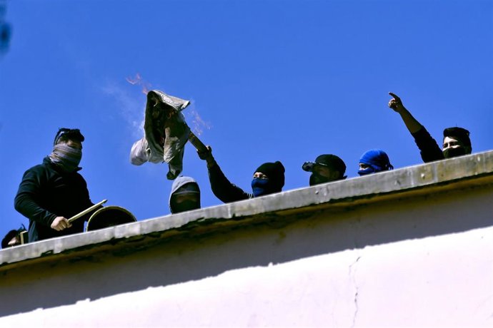 Archivo - Imagen de archivo de presos durante una protesta en una cárcel de Bolivia.