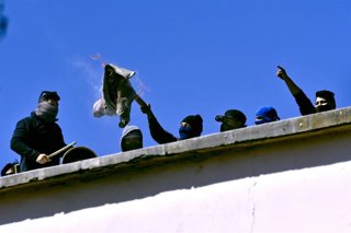 Archivo - Imagen de archivo de presos durante una protesta en una cárcel de Bolivia.