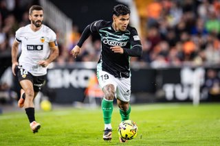 Archivo - November 9, 2025, Valencia, Spain, Spain: Cucho HERNANDEZ of Real Betis Balompie during the LaLiga match between Valencia CF and Real Betis Balompie at Estadi de Mestalla on November 09, 2025 in Valencia, Spain. Omar Arnau