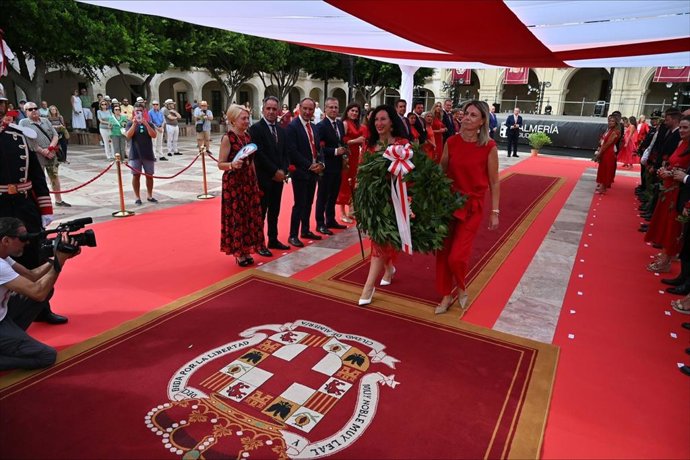 La alcaldesa de Almería, María del Mar Vázquez, y la oradora de Los Coloraos, Fátima Pérez Ferrer, en el acto de ofrenda floral.