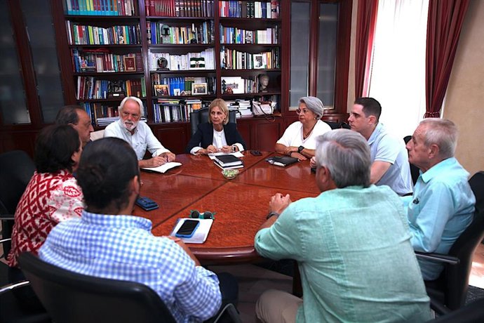 La alcaldesa de Jerez de la Frontera (Cádiz), María José García-Pelayo, en una reunión con integrantes de la Asociación de Reyes Magos de Jerez.