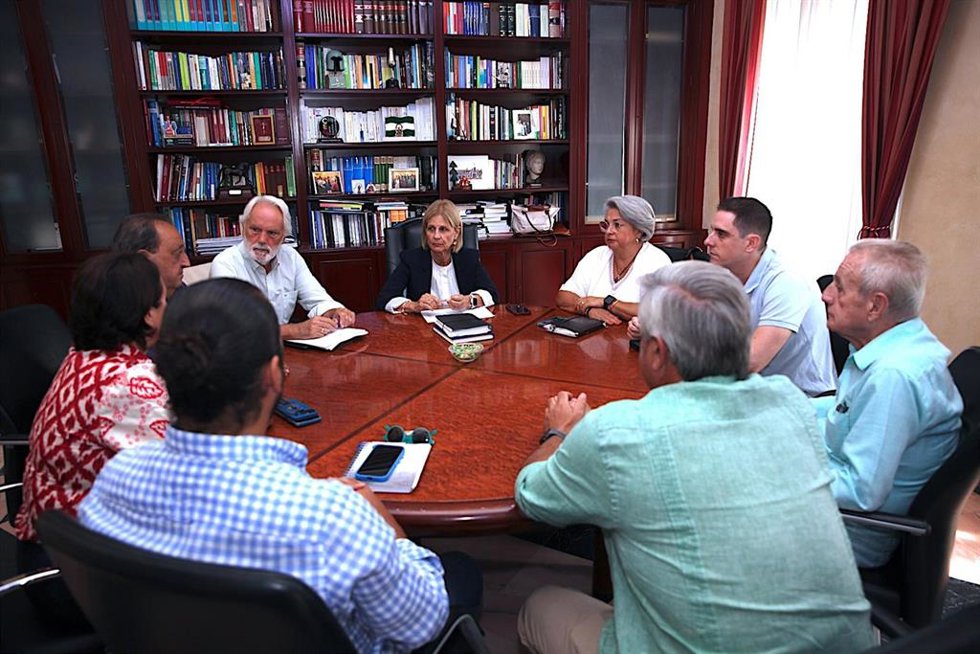 La alcaldesa de Jerez de la Frontera (Cádiz), María José García-Pelayo, en una reunión con integrantes de la Asociación de Reyes Magos de Jerez.