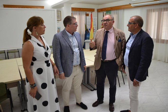 El conseller de Turismo, Guillem Ginard, durante la reunión con los agentes turísticos de Playa de Muro