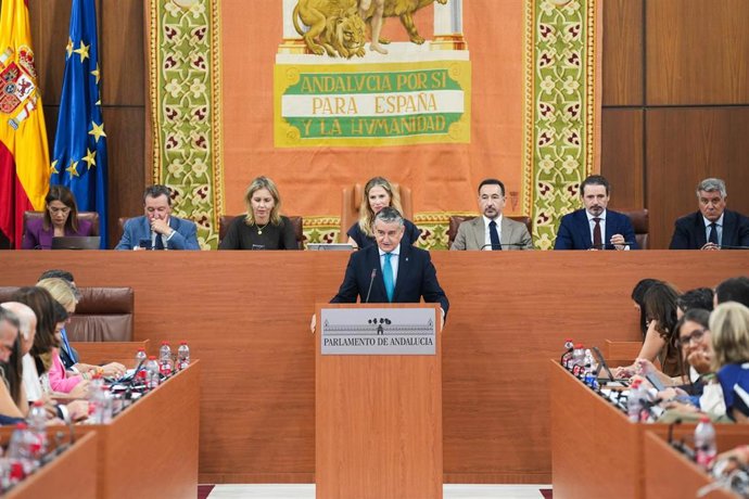 Archivo - El vicepresidente primero y consejero de Presidencia, Sanidad y Emergencias, Antonio Sanz, interviene en el último Pleno del Parlamento andaluz. Imagen de archivo.