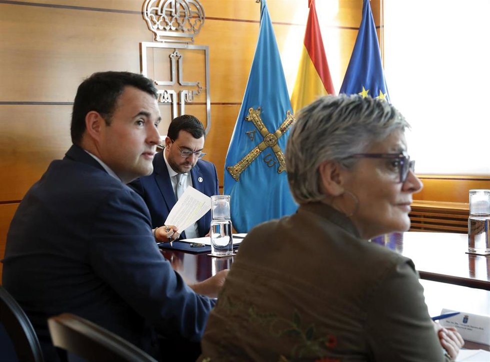 Archivo - El consejero de Hacienda, Guillermo Peláez, en la reunión del Consejo de Gobierno junto a la consejera Concepción Saavedra y el presidente Adrian Barbón, en una imagen de archivo.