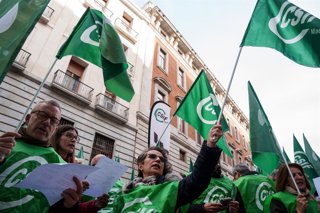 Archivo - Varias personas con banderas de CSIF durante una concentración de CSIF frente al Ministerio de Hacienda, a 13 de febrero de 2025, en Madrid (España). La Central Sindical Independiente y de Funcionarios (CSIF), sindicato más representativo en las