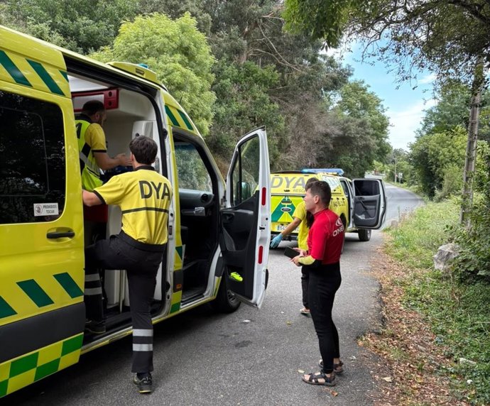 Los efectivos de DYA Cantabria durante la asistencia al deportista, en la playa de Oriñón