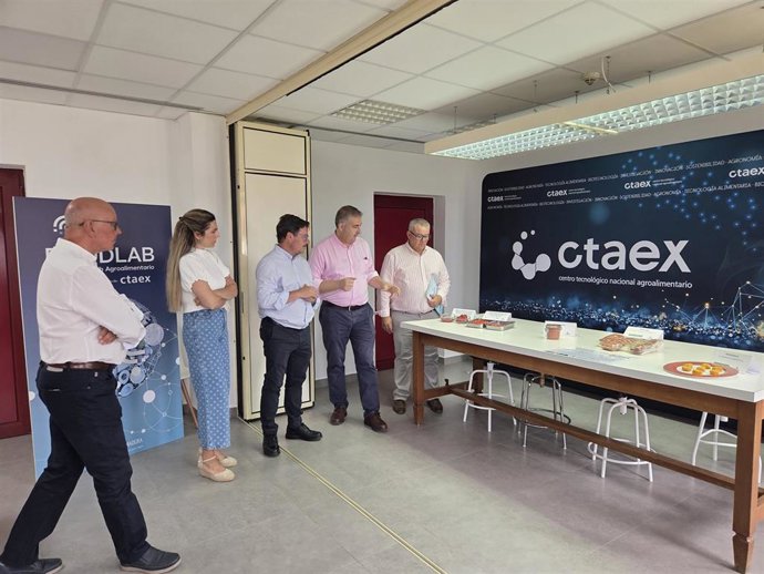 El consejero de Economía, Guillermo Santamaría, durante su visita a CTAEX.