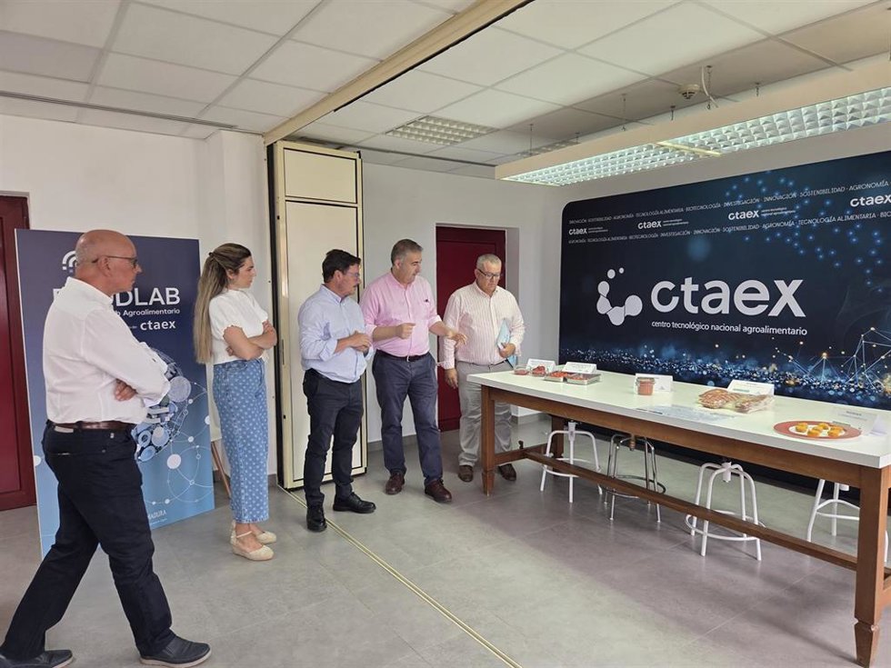 El consejero de Economía, Guillermo Santamaría, durante su visita a CTAEX.