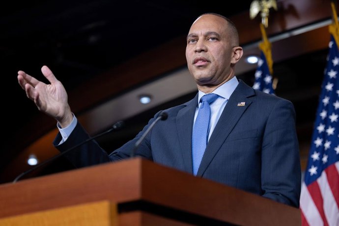 Archivo - Arquivo - 10 de novembro de 2025, EUA, Washington: O líder da minoria na Câmara, Hakeem Jeffries (D-NY), fala em uma coletiva de imprensa. O líder Jeffries realizou uma coletiva de imprensa enquanto o Senado avançava nas negociações sobre o fina