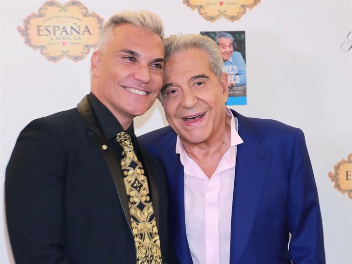 Archivo - Andrés Pajares y su hijo, Andrés Burguera, en una imagen de archivo