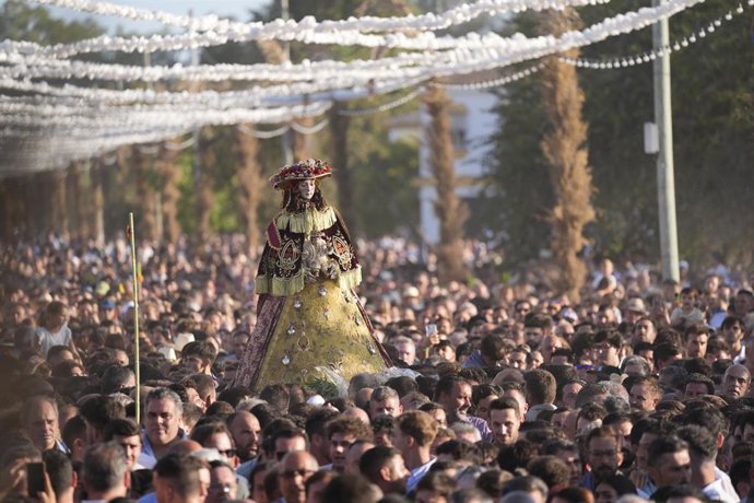 La virgen del Rocío en su traslado al pueblo de Almonte.