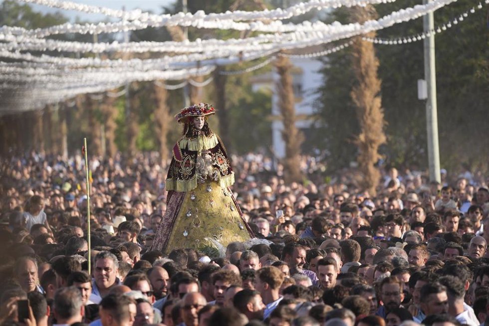 La virgen del Rocío en su traslado al pueblo de Almonte.