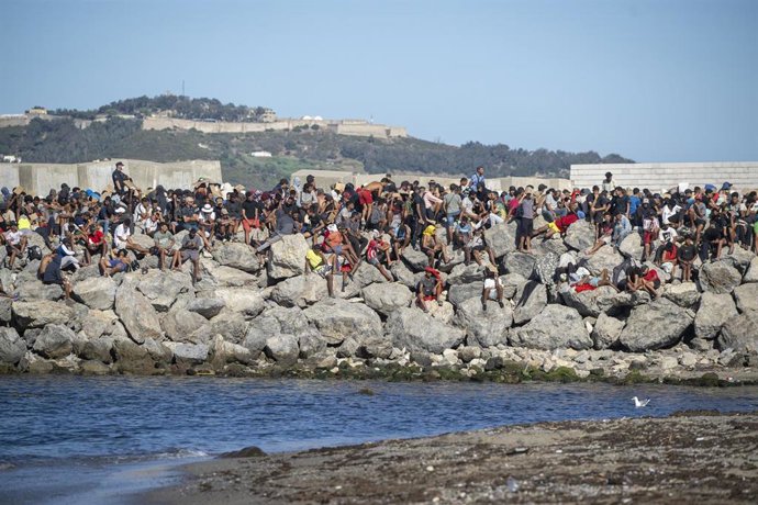 Imagen de archivo de varios migrantes sobre un espigón de Ceuta.