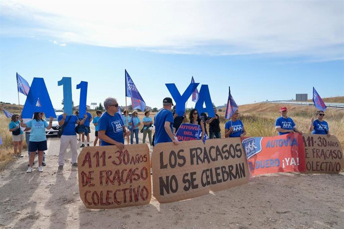 Varios manifestantes protestan durante la puesta en servicio de un nuevo tramo de la autovía del Duero A-11, a 24 de agosto de 2026, en Valduerna del Duero, Valladolid, Castilla y León (España).