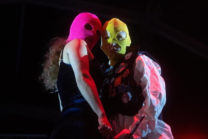 Archivo - El grupo Pussy Riot actúa durante un concierto en Barcelona, en la plaza Catalunya, a 23 de septiembre de 2025, en Barcelona, Catalunya (España).