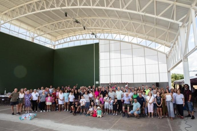 El presidente del Gobierno de La Rioja, Gonzalo Capellán, junto al director general de Política Local y Lucha contra la Despoblación, Óscar León, participa en la inauguración del nuevo espacio deportivo-cultural de Manzanares de Rioja.