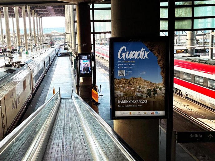 Mupi de promoción turística de Guadix en la estación de Atocha.